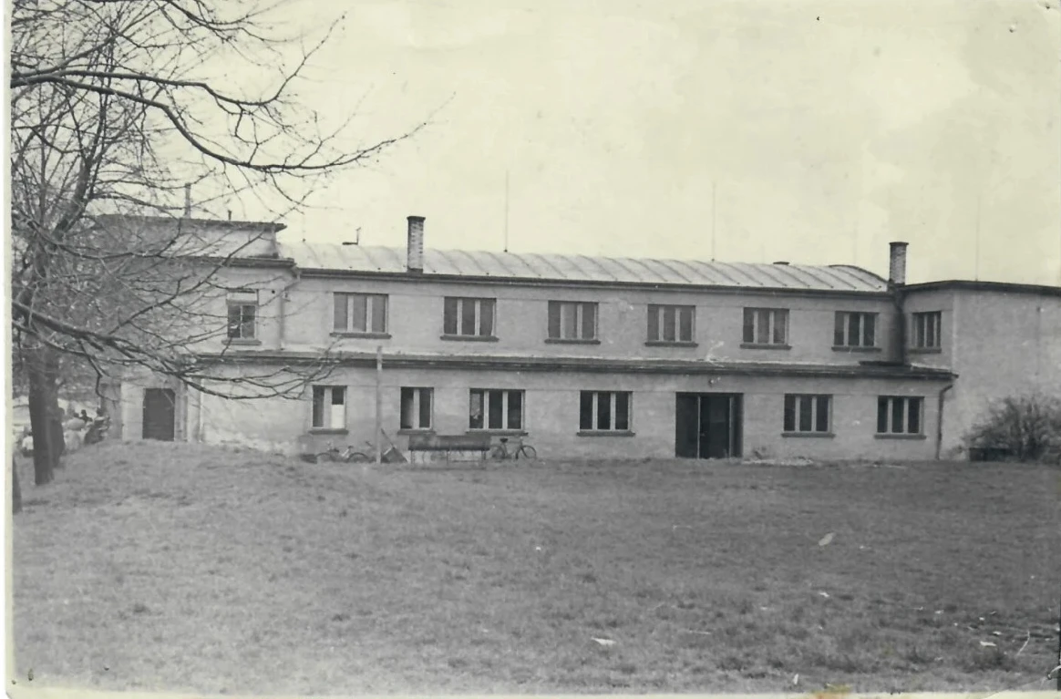 Historická černobílá fotografie budovy sokolovny v Dubči